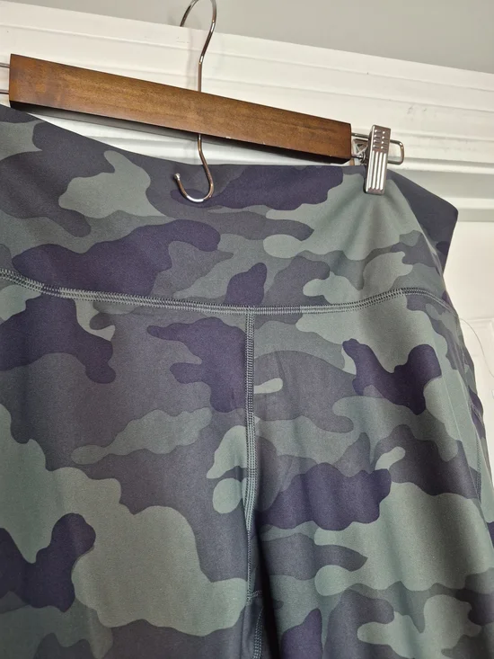 Old Navy Camo Leggings in Olive Green and Black 2x - Picture 4 of 11